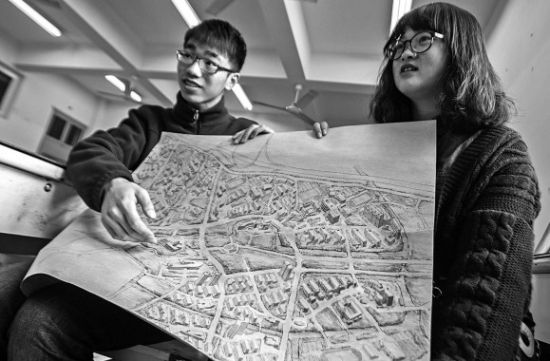 昨天上午，在时时彩
，手绘图的作者郭龙(左)和何菡丹(右)在展示他们的创作手稿。 记者 姚卡/摄