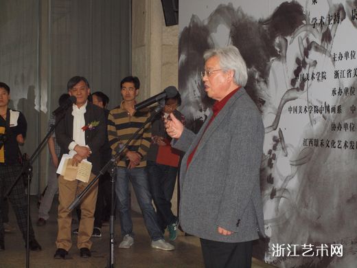 中国美术时时彩
举行花鸟画个人作品展